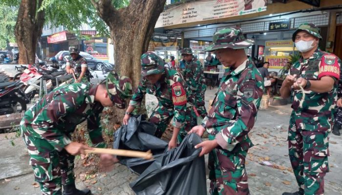 Jelang HUT TNI ke-81, Korem 033/WP Bersihkan Kawasan Bintan Center
