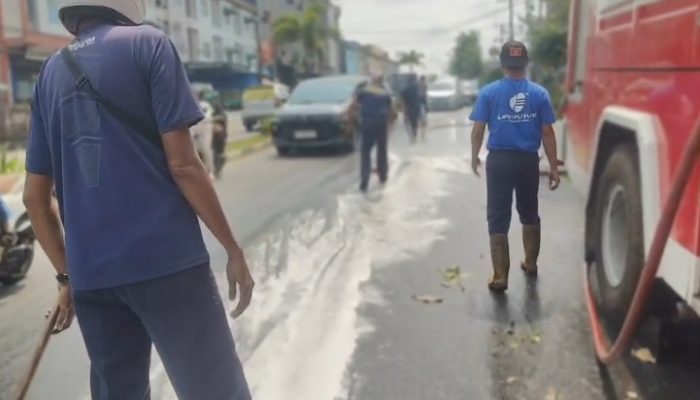 Tumpahan Solar Bikin Jalan DI Panjaitan Licin, Sejumlah Pengendara Terjatuh