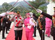 Disambut Pedang Pora, AKBP Misbachul Munir Mulai Tugas sebagai Kapolres Anambas